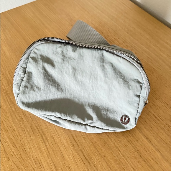 Lululemon Everywhere Belt Bag 1L - Picture 2 of 8